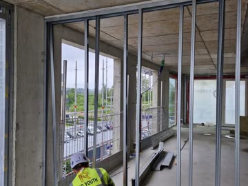 Partition framing along a glazed elevation