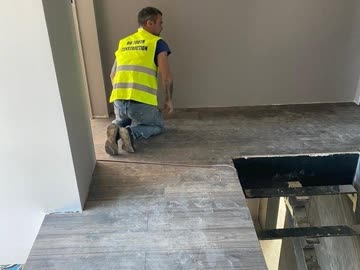 Operative laying porcelain flooring at Smart House